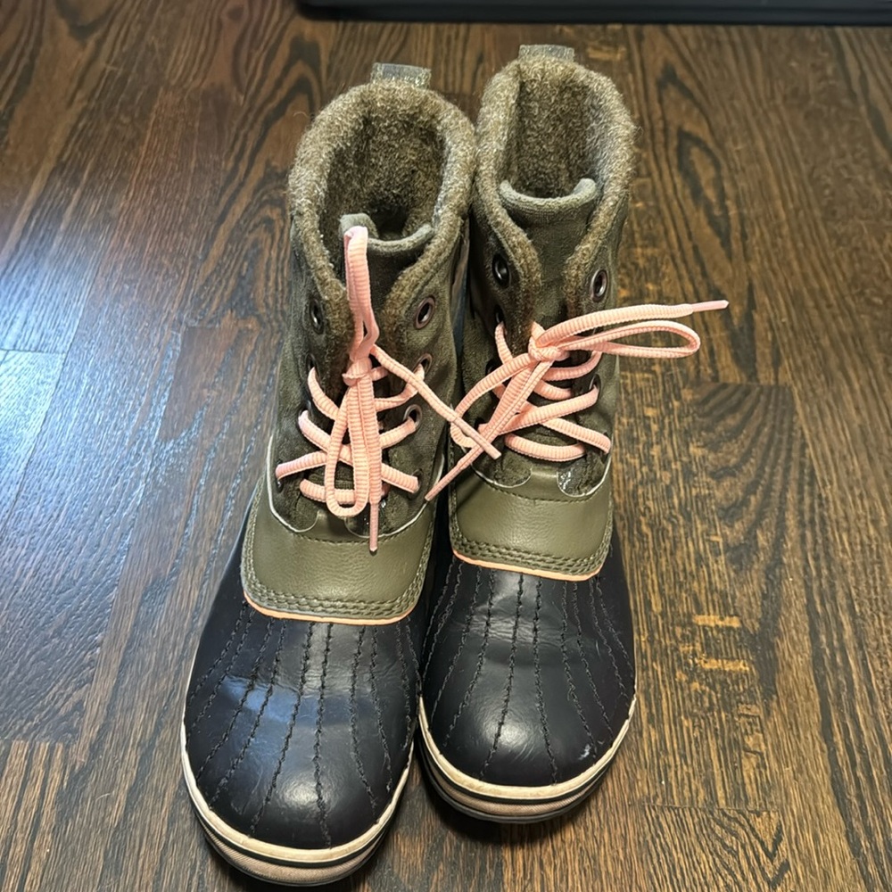 Sorel camo boots with coral accents size 6